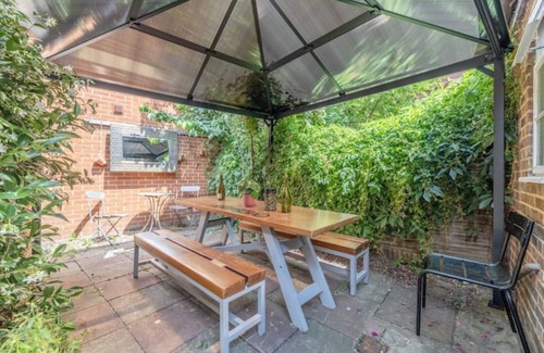 Windsor City Centre Cottage | Royal Windsor Castle Cottage | With Courtyard