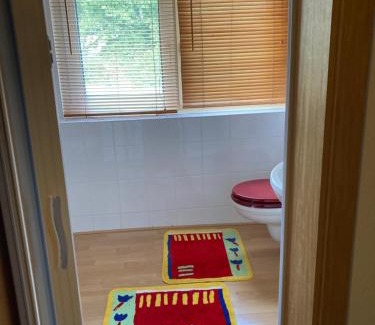 Mittelmeiderich Apartment | Ruhiges ganzes Apartment 45 m zwei Zimmer Grosses Bad Badewanne Kochnische