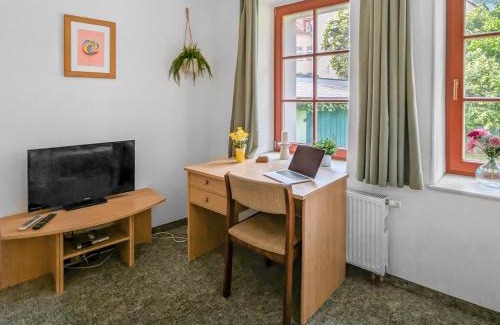 Domviertel Apartment | Ruhiges Zimmer mit Gartenblick & Schreibtisch