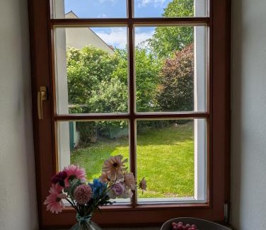 Domviertel Apartment | Ruhiges Zimmer mit Gartenblick & Schreibtisch