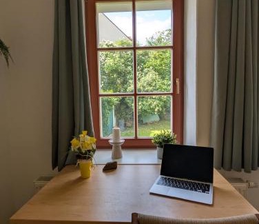 Domviertel Apartment | Ruhiges Zimmer mit Gartenblick & Schreibtisch
