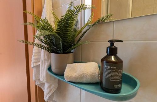 Domviertel Apartment | Ruhiges Zimmer mit Gartenblick & Schreibtisch
