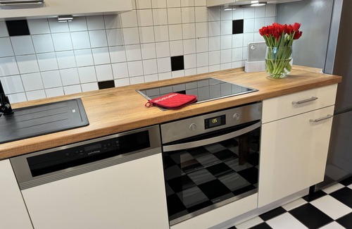 Oberhausen Apartment | Ruhrpott Residence - 3-room suite - 70m² with balcony in prime location