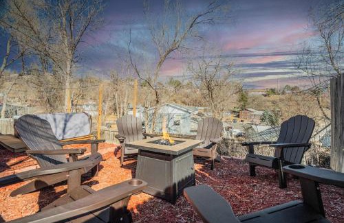 West Colorado Springs House | Runaway Escapade! Hot Tub, BBQ & Fire Pit