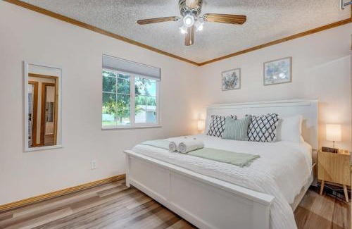 West Colorado Springs House | Runaway Escapade! Hot Tub, BBQ & Fire Pit