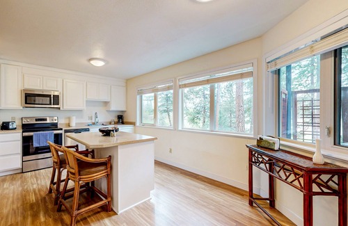 Klamath Falls House | Running Y Resort home on 1st fairway with shuffleboard