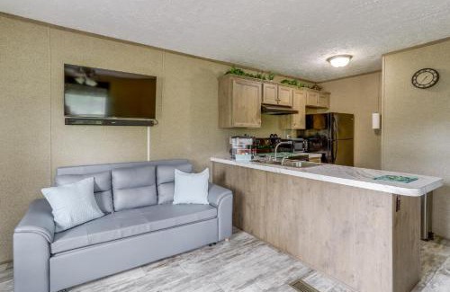 Boswell House | Rural Mt Olive Cabin Rental with White River View!