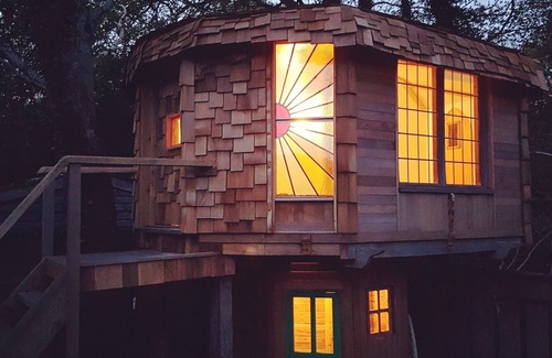 Chiddingfold Cottage | Rural Surrey Cottage and TV award winning 'Shed of the year' Mushroom house!
