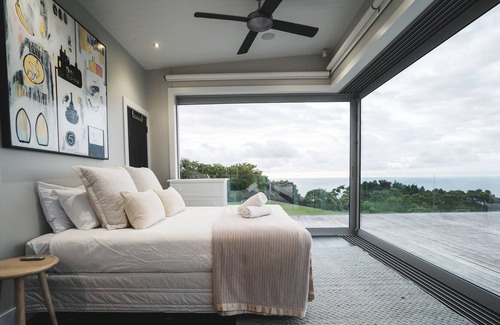 Raglan House | Rural Villa w/infinity pool & panoramic views