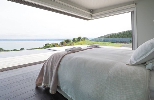 Raglan House | Rural Villa w/infinity pool & panoramic views