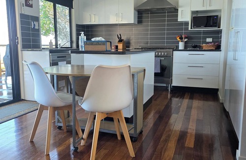 Brisbane Waterfront Cottage | RUSS VEGAS