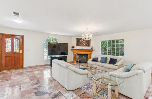Los Feliz House | Russell House Near Hollywood & Griffith Park home