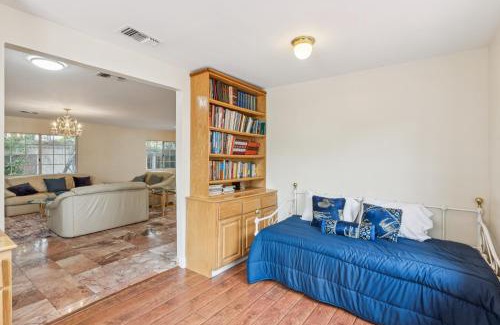 Los Feliz House | Russell House Near Hollywood & Griffith Park home