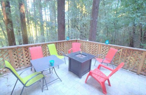 Northwood House | Russian River Privacy In The Redwoods - Hot tub/Fire pit table/Decks/Relaxation!