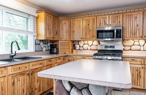 Mayfield Apartment | Rustic 4-Lodge Stay - Perfect for Groups