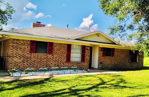 Burton House | Rustic Anchor Retreat, a fishermans paradise. Located near Lake Somerville.