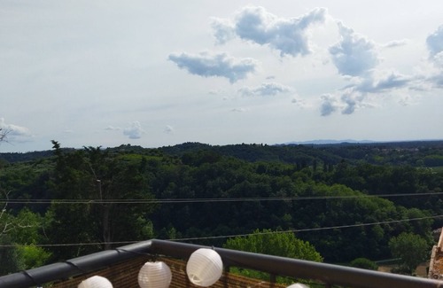 Montopoli in Val d'Arno Apartment | Rustic apartment with balcony and panoramic views of Tuscany