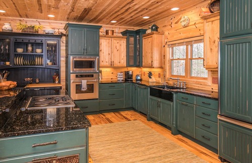 Wiley Cabin | Rustic Cabin 0.4 miles from Lake Burton - 3 bedroom/3.5 bath - Beautiful views