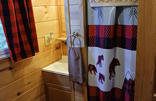 North Haverhill Cabin | Rustic Cabin Available in North Haverhill NH