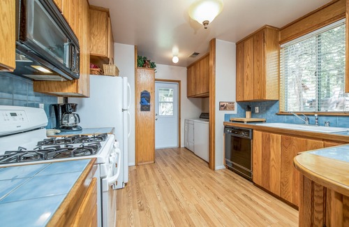 Shaver Lake Cabin | Rustic cabin conveniently located right by town with space for all