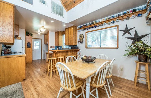 Shaver Lake Cabin | Rustic cabin conveniently located right by town with space for all