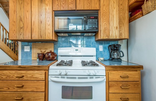 Shaver Lake Cabin | Rustic cabin conveniently located right by town with space for all