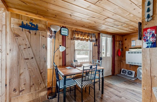 Greenville House | Rustic cabin near boating, fishing or hiking to the lake - dog-friendly