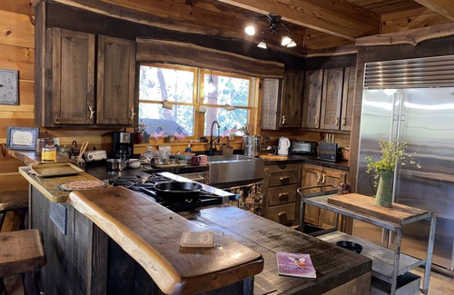 Hiawassee Cabin | Rustic cabin on Huge Creek!Chef kitchen!Cute & Quaint Lazy Bear Creekside Cabin♥️