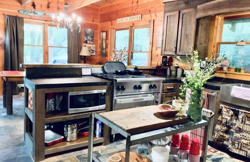 Hiawassee Cabin | Rustic cabin on Huge Creek!Chef kitchen!Cute & Quaint Lazy Bear Creekside Cabin♥️