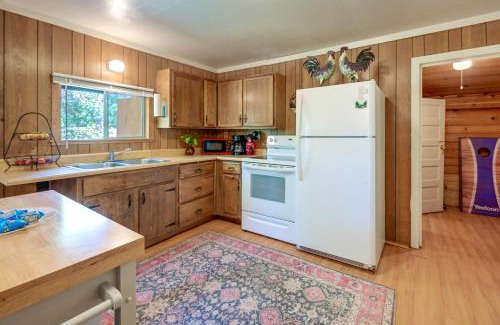 Pinehurst House | Rustic Cabin with Patio 8 Mi to Kings Canyon Park