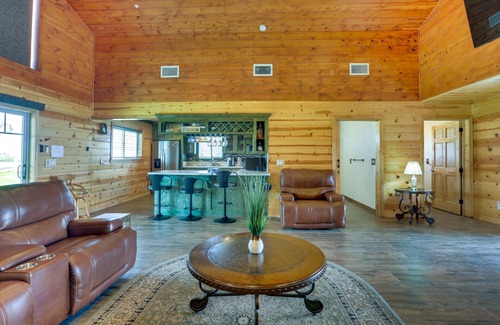 Tulare Cottage | Rustic California Vacation Rental w/Rooftop Patio