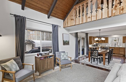 Canadian Lakes House | Rustic Chalet Retreat w/Hot Tub