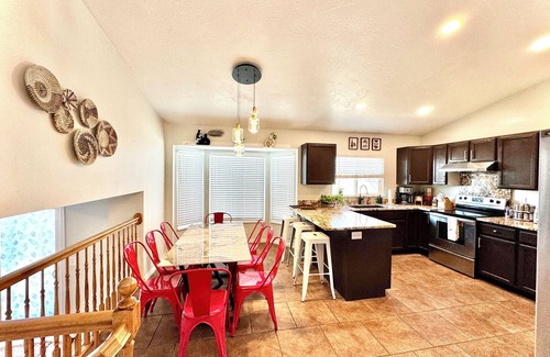 West Jordan House | Rustic Charm, Cozy and Comfy Nearby Olympic Oval, Great Location