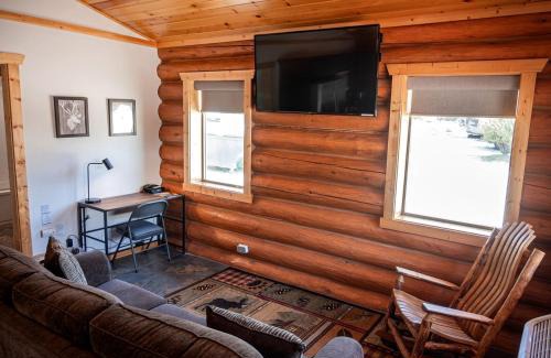 Bonners Ferry House | Rustic-Chic Log Cabin with King Bed & Kitchen | Bonners Ferry, Idaho Retreat