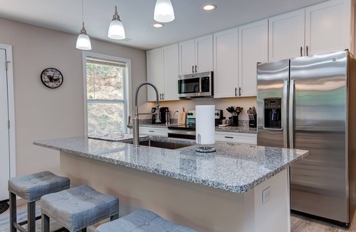 Fletcher House | Rustic Chic Mountain Home 15 min from DT Asheville