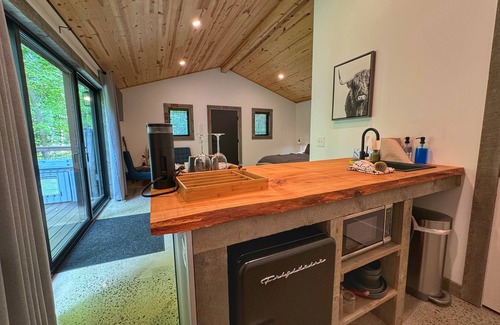 Madison Cabin | Rustic-Chic Woodside Cabin w/Hot Tub & Private Deck on 450-Acre Ohio Retreat