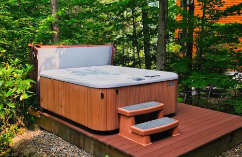 Lincoln House | Rustic & Comfy Retreat Elevator - Hot Tub - Games