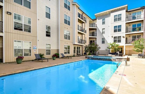Westerville Apartment | Rustic Condo W/Pool (Free Parking) Mini Bar