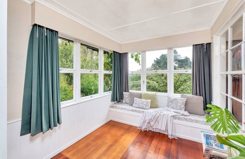 St. Heliers House | Rustic, cosy, fully equipped, close to forests, beaches and CBD.