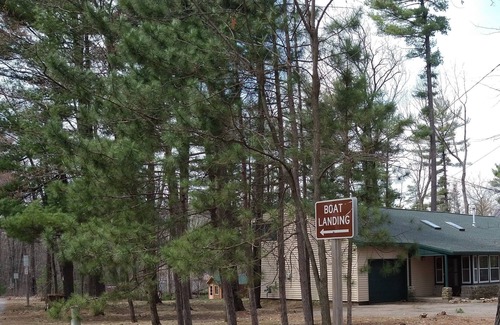 King House | Rustic Cottage - Chain O’ Lakes- Easy access to Taylor Lake Boat Landing.