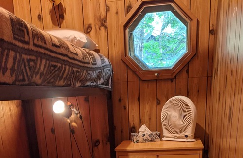 Bracebridge Cottage | Rustic cottage on beautiful Wood Lake, perfect for families and couples