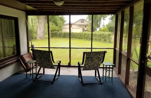Fort Erie Cottage | Rustic cottage with private beach and lake access.
