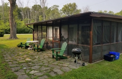 Fort Erie Cottage | Rustic cottage with private beach and lake access.
