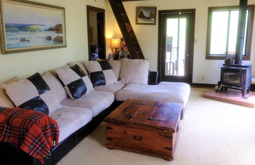 Hendersonville Cabin | Rustic country cabin on mountain top - king bed, hot tub