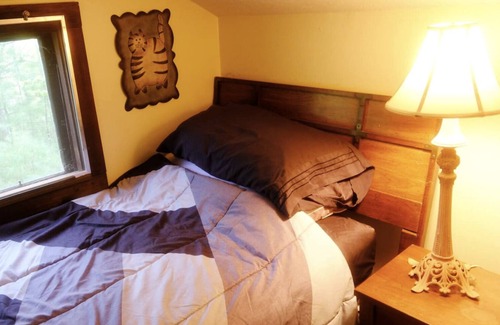 Hendersonville Cabin | Rustic country cabin on mountain top - king bed, hot tub