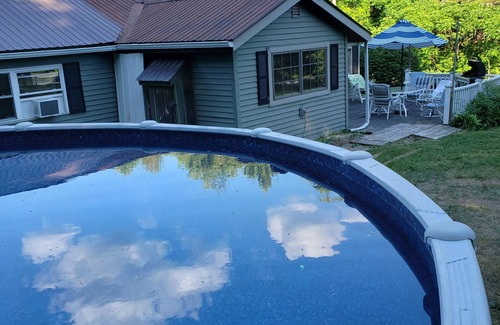 Warrensburg House | RUSTIC COUNTRY COTTAGE With SWIMMING POOL