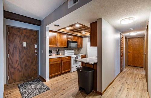 East Side Pioneers Condo | Rustic, Cozy 2 Bed/1 Bath, In-Unit Laundry, Parking + 6 blocks from Mayo!