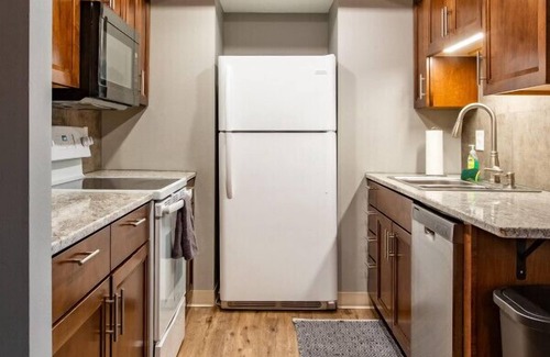 East Side Pioneers Condo | Rustic, Cozy 2 Bed/1 Bath, In-Unit Laundry, Parking + 6 blocks from Mayo!