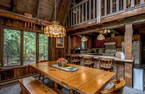 Rowleys Bay Cabin | Rustic, cozy log home vacation retreat near Sister Bay.