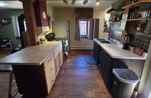 Eagle Cabin | Rustic Cozy Mountain Cabin. Nostalgic with mountain views. 20 Min to Ski Resort
